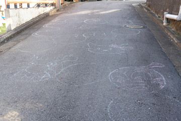 アスファルトの道路に描かれた子供の落書き