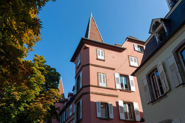 Obraz premium Street scene in Colmar, France, on Rue de la Porte-Neuve