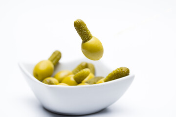 Platillo de aceitunas rellenas de pepinillos