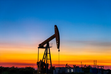 In the evening, the outline of the oil pump