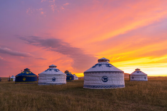 Yurts in the grassland, yurts in the morning