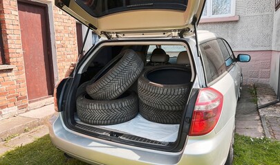 Changing summer tires to winter tires in trunk