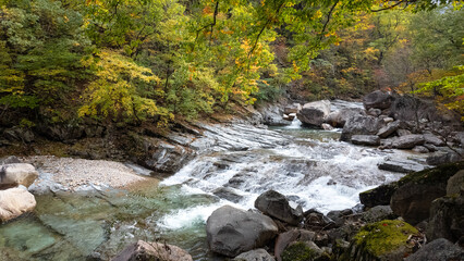 가을 단풍으로 아름다운 설악산 천불동계곡