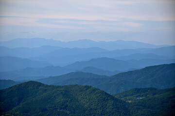 グラデーションが美しい山々の景色