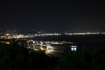 Veduta dall'alto della costa romagnola sul mare Adriatico da Gabicce a Rimini durante il tramonto in un giorno d'estate, Italia