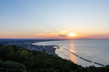 Veduta dall'alto della costa romagnola sul mare Adriatico da Gabicce a Rimini durante il tramonto in un giorno d'estate, Italia