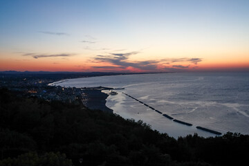 Veduta dall'alto della costa romagnola sul mare Adriatico da Gabicce a Rimini durante il tramonto in un giorno d'estate, Italia