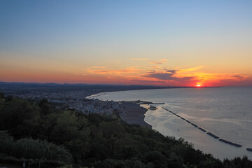 Veduta dall'alto della costa romagnola sul mare Adriatico da Gabicce a Rimini durante il tramonto in un giorno d'estate, Italia