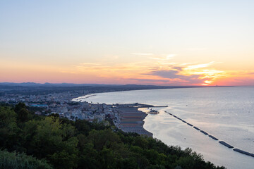 Veduta dall'alto della costa romagnola sul mare Adriatico da Gabicce a Rimini durante il tramonto in un giorno d'estate, Italia