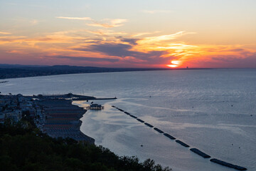Veduta dall'alto della costa romagnola sul mare Adriatico da Gabicce a Rimini durante il tramonto in un giorno d'estate, Italia