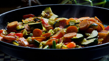 Eine vegane Gemüsepfanne auf dem Herd.