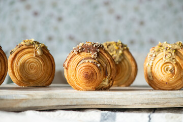 Selbstgemachte New York Rolls – Blätterteigrollen mit Schokocreme und Pistazienfüllung