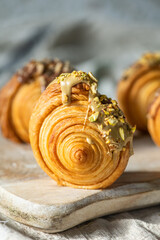 Selbstgemachte New York Rolls – Blätterteigrollen mit Schokocreme und Pistazienfüllung