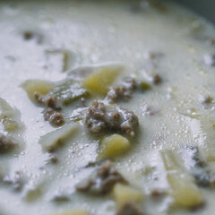 Frische Hackfleisch-Lauch-Suppe mit Kartoffelstücken – Perfekt für den Frühling