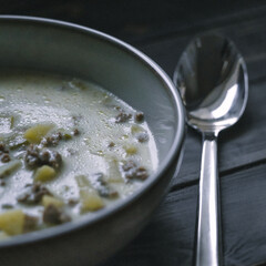 Frische Hackfleisch-Lauch-Suppe mit Kartoffelstücken – Perfekt für den Frühling