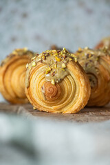 Selbstgemachte New York Rolls – Blätterteigrollen mit Schokocreme und Pistazienfüllung