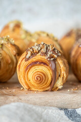 Selbstgemachte New York Rolls – Blätterteigrollen mit Schokocreme und Pistazienfüllung