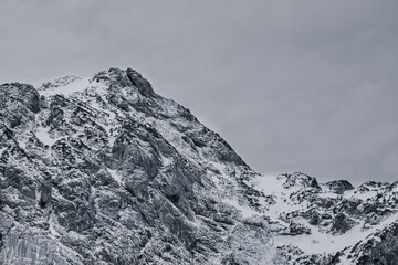 Nahaufnahme felsiger Gipfel im Winter