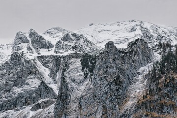 Nahaufnahme felsiger Gipfel im Winter