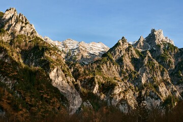 Nahaufnahme felsiger Gipfel im Sommer
