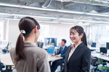 Fototapeta premium 先輩社員にオフィスを案内してもらうフレッシュな女性