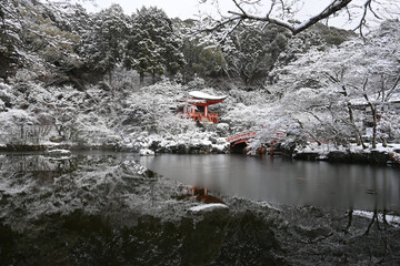 京都市の世界遺産醍醐寺 弁天池の冬景色