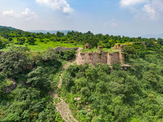 Fototapeta premium Shergarh Fort in Kaimur, Bihar, built by Sher Shah Suri, stands majestically atop the hills. Surrounded by forests, its ancient walls and gates echo the legacy of medieval Afghan architecture.