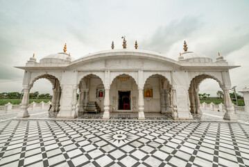 Fototapeta premium Pawapuri Jal Mandir, a sacred Jain temple situated in the middle of a serene water body, reflecting spiritual tranquility and architectural beauty in Bihar.