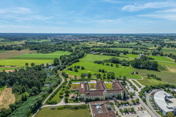 Fototapeta premium Ausblick auf das Tal der Abens rund um den Kurort Bad Gögging in Niederbayern