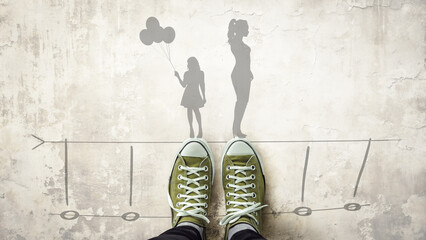 Fototapeta premium Vom Kind zum Teen - Vom Teen zur Frau - Veränderungen im Leben - Kreative und abstrakte Darstellung mit Silhouetten - Entwicklung und Wandel
