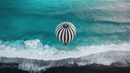 Obraz premium Hot air balloon over ocean waves, aerial view (6)