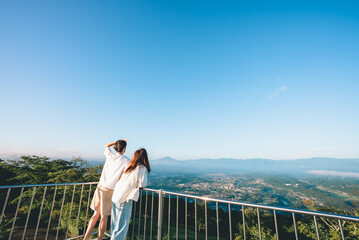 景色を眺めるカップル