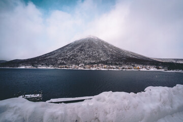 雪の湖と山
