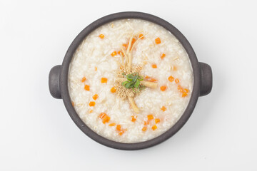 Add chicken and porridge. Cut the chicken into pieces, strain through a large sieve to loosen the meat, add non-glutinous rice, add soy sauce, boil again, and season.
 닭고기를 넣고 쑨 죽. 닭고기를 토막 쳐서 살이 풀어지도록