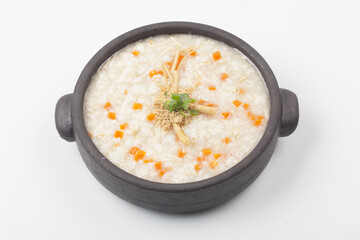 Add chicken and porridge. Cut the chicken into pieces, strain through a large sieve to loosen the meat, add non-glutinous rice, add soy sauce, boil again, and season.
 닭고기를 넣고 쑨 죽. 닭고기를 토막 쳐서 살이 풀어지도록