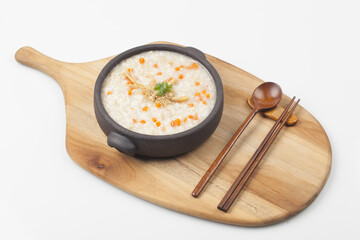 Add chicken and porridge. Cut the chicken into pieces, strain through a large sieve to loosen the meat, add non-glutinous rice, add soy sauce, boil again, and season.
 닭고기를 넣고 쑨 죽. 닭고기를 토막 쳐서 살이 풀어지도록