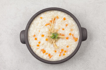 Add chicken and porridge. Cut the chicken into pieces, strain through a large sieve to loosen the meat, add non-glutinous rice, add soy sauce, boil again, and season.
 닭고기를 넣고 쑨 죽. 닭고기를 토막 쳐서 살이 풀어지도록