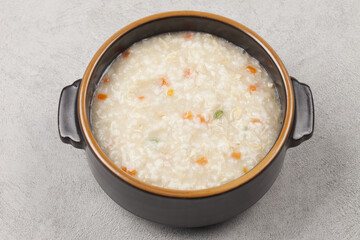 Add chicken and porridge. Cut the chicken into pieces, strain through a large sieve to loosen the meat, add non-glutinous rice, add soy sauce, boil again, and season.
 닭고기를 넣고 쑨 죽. 닭고기를 토막 쳐서 살이 풀어지도록