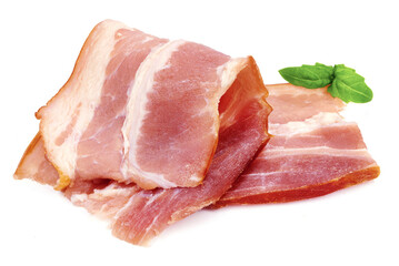 Plastry bekonu z listkiem bazylii na białym tle