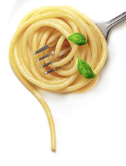 Spaghetti z listkami bazylii owinięte wokół widelca © Blue Pixel