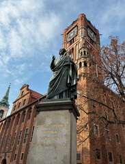Pomnik Mikołaja Kopernika, ratusz, posąg astronoma w Toruniu. Rynek toruński, miejsce na tekst. © malgo_walko