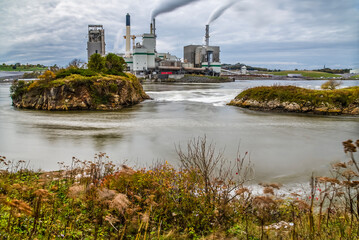 Fototapeta premium A long exposure view of the tide turning at the reversing falls at Saint John, New Brunswick in the fall