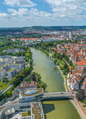Obraz premium Blick auf die Doppelstadt Ulm/Neu-Ulm im schwäbischen Donautal im Sommer