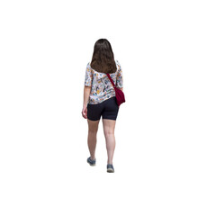 jeune femme vue de dos qui marche, portant un short noir, un haut coloré et un sac en bandoulière rouge. Ses cheveux longs et bruns tombent dans son dos