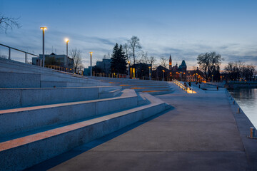 Wroclaw promenada nad Odrą wieczor