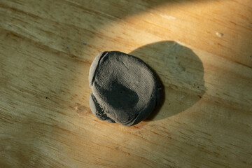 Naklejka premium Clay placed on a wooden table