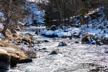 curso de arrollo de un rio de monta&ntilde;a