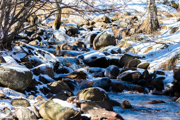 Cauce nevado de un arrollo del pirineo