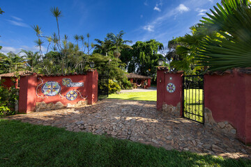 Naklejka premium tropical country home entrance with palm trees