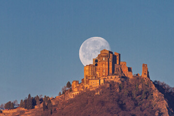 La Luna tramonta dietro la Sacra di San Michele alla Golden Hour